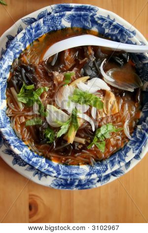 Asiatisk suppe nudler