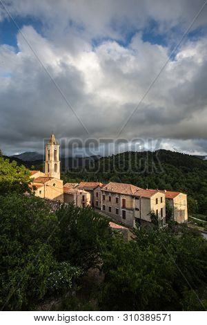 View of a mountain village in Corsica. (village of Evisa)