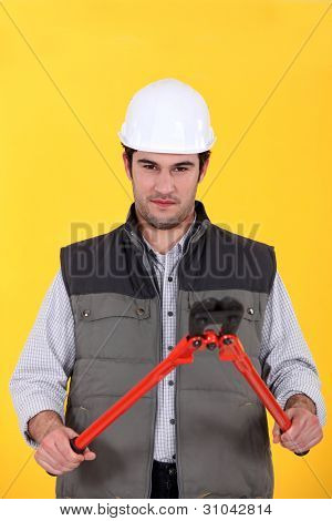 Pracownik budowlany z boltcutters