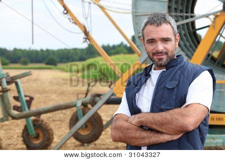 Agriculteur s'établissait par système d'irrigation