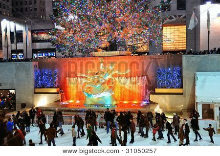 NEW YORK CITY, NY -Grudzień 30: lodowisko Rockefeller Center w nocy na 30 grudnia 2011, Nowy Jork C