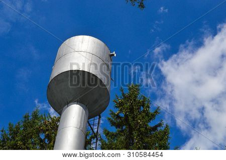 Large Iron Metal Shiny Stainless Industrial Water Tower For Supplying Water With A Large Capacity, B