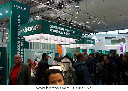 Hannover, Německo - březen 10, 2012: Stojan Kaspersky Lab v Cebit počítač Expo, Hannover, Ger