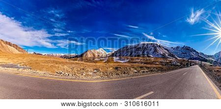 Karakoram Highway At The Khunjrab Pass The China Pakistan Border