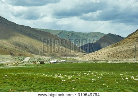Gorge Holoyn Havzal, Bajan-olgij, Mongolia Nature Landscape