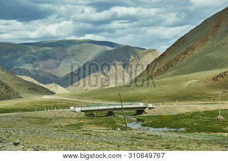 Gorge Holoyn Havzal, Bajan-olgij, Mongolia   Nature Landscape
