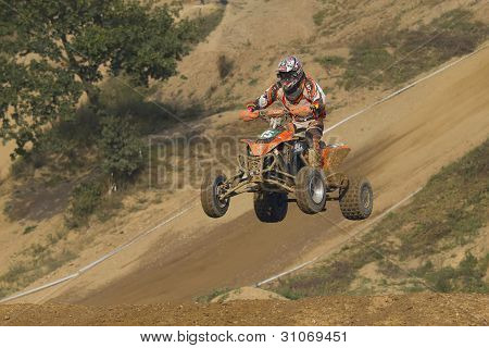 ATV motorcykel rytter hopper