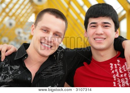 Dos amigos en la pasarela