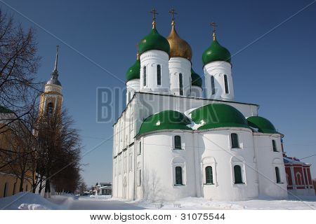 รัสเซีย หอระฆังและโบสถ์ Uspenskiy ในเครมลิน Kolomna