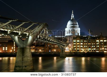 Dlouhé expozice katedrály svatého Pavla v Londýně v noci s odrazy v řece Temži