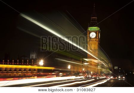 Lunga esposizione luci dal traffico Big Ben di Londra di notte