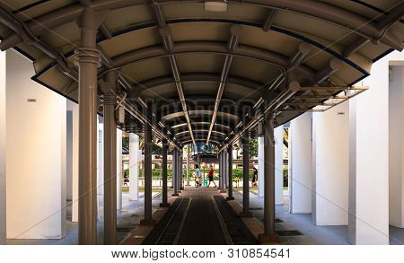 Singapore-05 Jan 2019:the Shelter Pedestrian Corridor In Singapore Hdb Residential Area