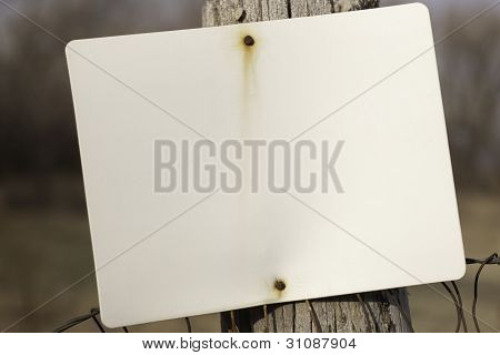 leere Schild am Zaun