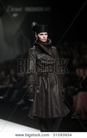 ZAGREB, Croatie - 17 mars : Mannequin porte des vêtements fabriqués par Branka Donassy sur « Dove FASHION.HR » 