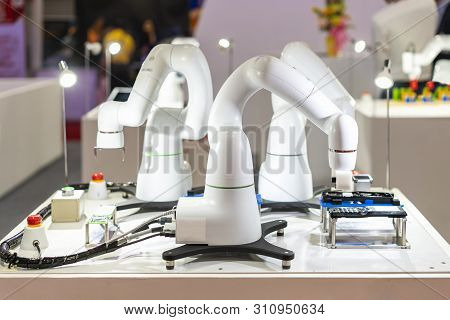 High Technology And Precision Automated Robot Grip During Working Catch Or Assembly Sample Telephone