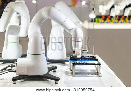 High Technology And Precision Automated Robot Grip During Working Catch Or Assembly Sample Telephone