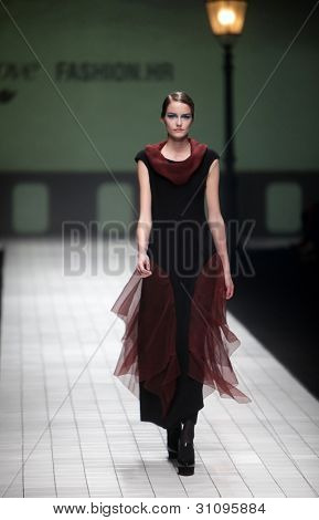 ZAGREB, Croatie - 17 mars : Mannequin porte des vêtements fabriqués par Branka Donassy sur « Dove FASHION.HR » 