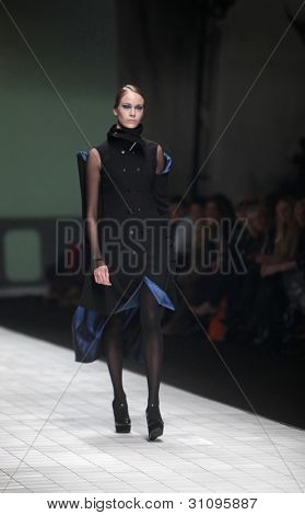 ZAGREB, Croatie - 17 mars : Mannequin porte des vêtements fabriqués par Branka Donassy sur « Dove FASHION.HR » 