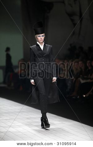 ZAGREB, Croatie - 17 mars : Mannequin porte des vêtements fabriqués par Branka Donassy sur « Dove FASHION.HR » 