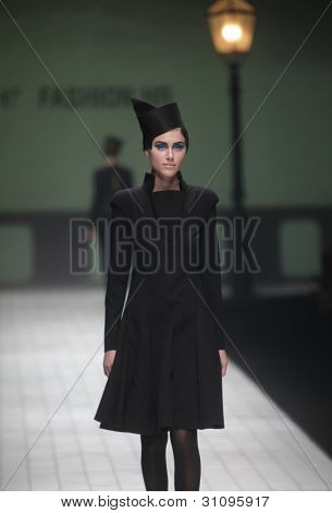 ZAGREB, Croatie - 17 mars : Mannequin porte des vêtements fabriqués par Branka Donassy sur « Dove FASHION.HR » 