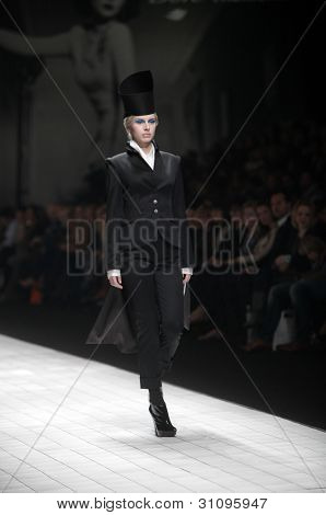 ZAGREB, Croatie - 17 mars : Mannequin porte des vêtements fabriqués par Branka Donassy sur « Dove FASHION.HR » 