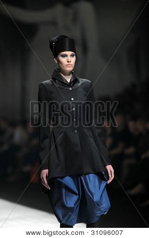 ZAGREB, Croatie - 17 mars : Mannequin porte des vêtements fabriqués par Branka Donassy sur « Dove FASHION.HR » 
