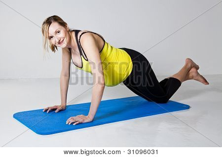 Schwangere Frau Push-up-Übungen
