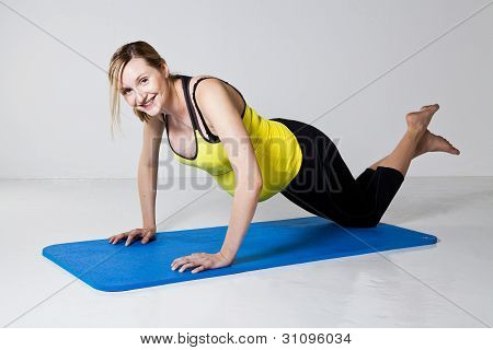 Schwangere Frau tun, Push-up-Ãœbung