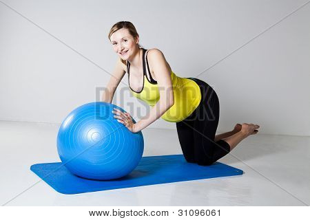 Schwangere Frau tun, Push-up-Ãœbung