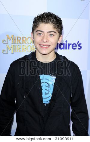 LOS ANGELES - 17 mar: Ryan Ochoa มาถึงที่ 