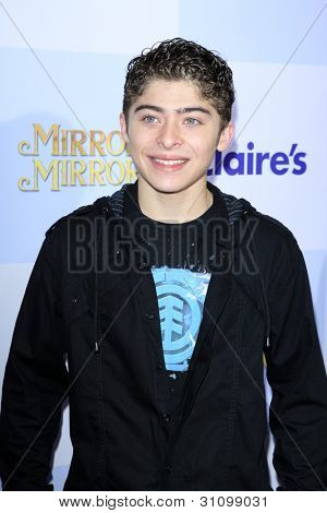 LOS ANGELES - 17 mar: Ryan Ochoa มาถึงที่ 
