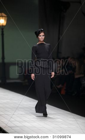 ZAGREB, Croatie - 17 mars : Mannequin porte des vêtements fabriqués par Branka Donassy sur « Dove FASHION.HR » 
