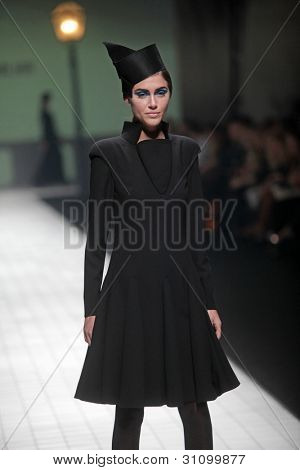 ZAGREB, Croatie - 17 mars : Mannequin porte des vêtements fabriqués par Branka Donassy sur « Dove FASHION.HR » 