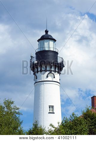Alte traditionelle Leuchtturm mit bewölkten Himmel