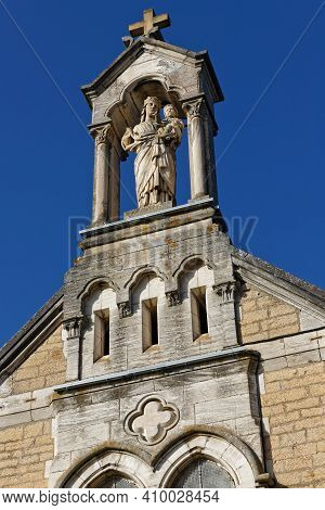 The Notre-dame Aux Raisins Chapel Keep A Benevolent Eye On Harvests, In Mont-brouilly
