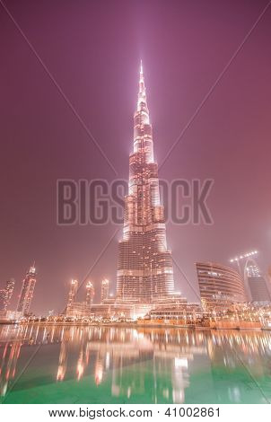 DUBAI, Zjednoczone Emiraty Arabskie - 7 czerwca: Burdż Chalifa 7 czerwca 2010 roku w Dubaju, ZEA. Burj Khalifa 828 metrów jest tal