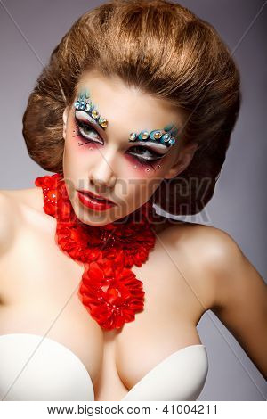 Theater. elegante Frau mit fantastischen stagy buntes Make-up. Fantasie