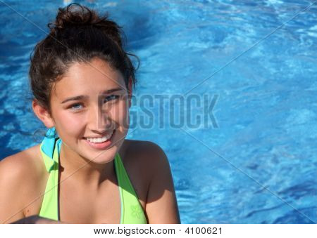 Chica bonita adolescente en una piscina