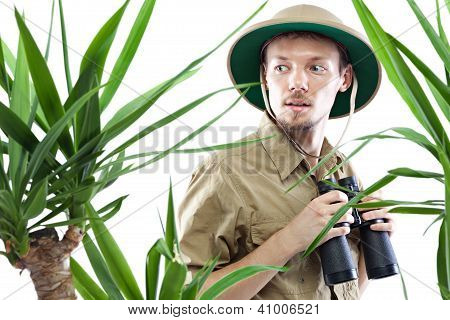 Explorer iført sagopalmer hjelm