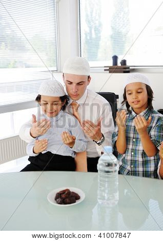 Muslimske Fader bad med børn til Ramadan