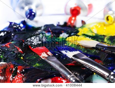 Ver os uma paleta de cores com pincéis e tubos de tinta 1