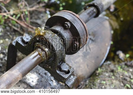 Spherical Roller Bearing Or Roller Bearing Lubricated By Grease On The Water Pump