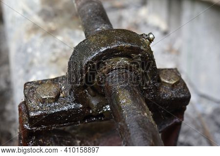 Spherical Roller Bearing Is Dirty With Grease Stains Need To Maintenance