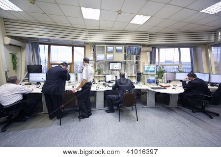 Moskou - 22 SEP: Dispatchers in Sheremetyevo airport op Sep 22, 2011 in Moskou, Rusland. In Moskou ai