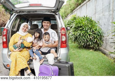 Muslim Family Ready To Holiday While Sitting On The Trunk Of Their Car