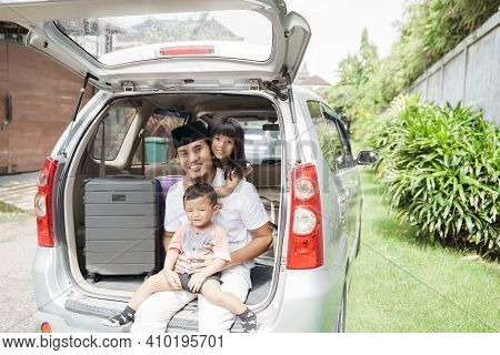 Muslim Family Ready To Holiday While Sitting On The Trunk Of Their Car