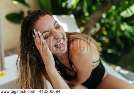 Laughs Comically By Putting Her Tongue And Closing The Girls Eyes On The Foen Palm Trees. High Quali