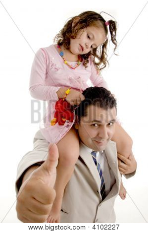 nettes Mädchen sitzen auf der Vater Schultern