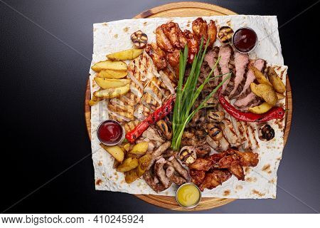 Assorted Delicious Grilled Meat With Vegetable. Mixed Grilled Bbq Meat With Vegetables. Mixed Grille