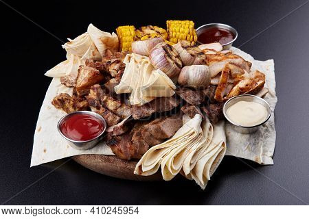 Assorted Delicious Grilled Meat With Vegetable. Mixed Grilled Bbq Meat With Vegetables. Mixed Grille